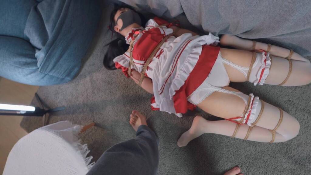图片[2]-【悠米】《深夜的家政女仆》上篇 深夜被主人推倒的女仆～是萌妹哟，皮肤嫩的稍微绑一下就红了，但不会因为这样就心软的，一边听着她的娇喘，一边蛋蛋+AV棒棒双重刺激强羔+耳光+皮鞭SP-视频-5元站