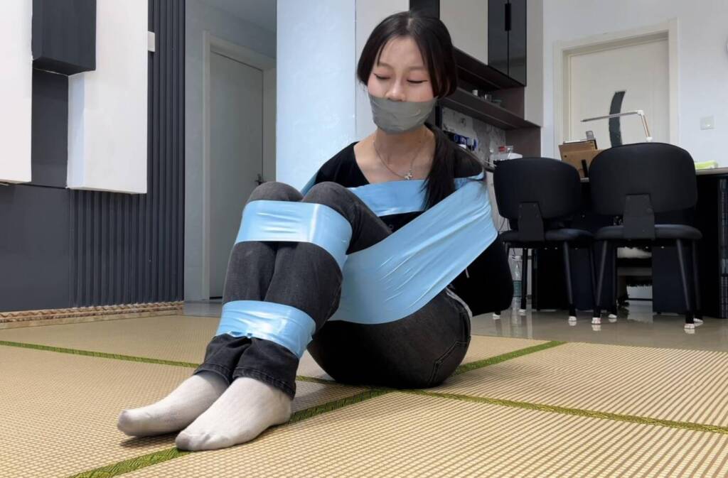 【默示录】【小V】胶带驷马+严实的封嘴~-视频-5元站