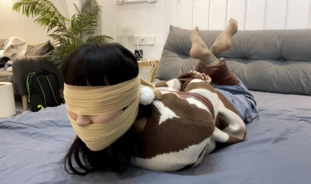 【默示录】【七七】肉色丝袜塞嘴，蒙眼睛+勒嘴+套头，驷马后继续丝袜封堵，挣扎的只能“呜呜呜”~-视频-5元站