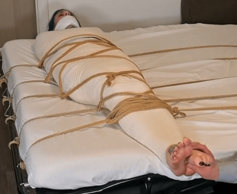 图片[2]-Mia Hope and Skull Candy Bri – Gagged, Wrapped, Roped and Foot Rubbed-视频-5元站