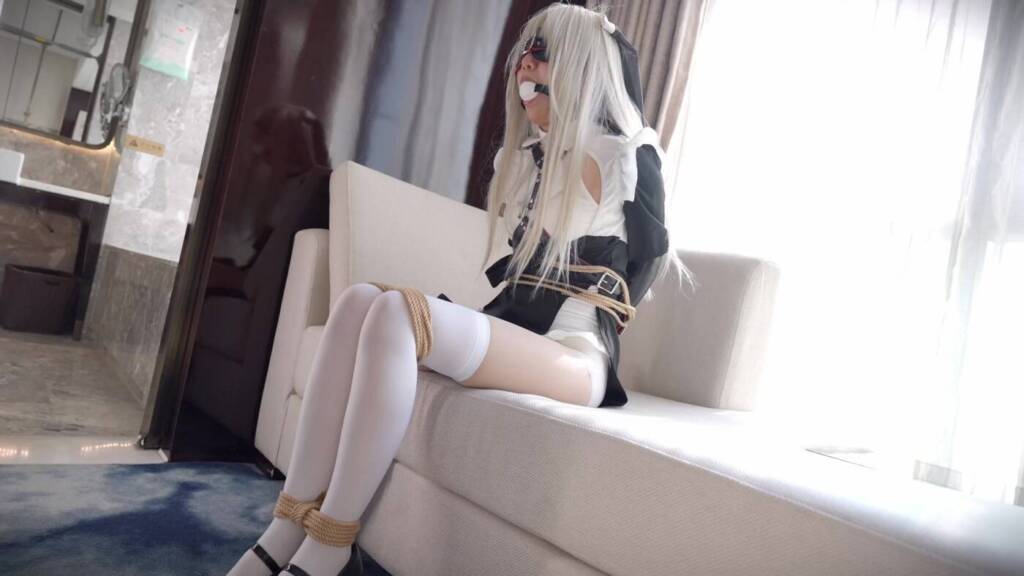 【丝米】《惩罚堕落修女2》可爱纯洁的白丝修女，情欲萌生，孤独难耐，自愿被吊起来惩罚！超大口球堵嘴、单手套紧紧束缚身体，并腿捆绑寸步难行，只能痛苦地扭动美腿-视频-5元站