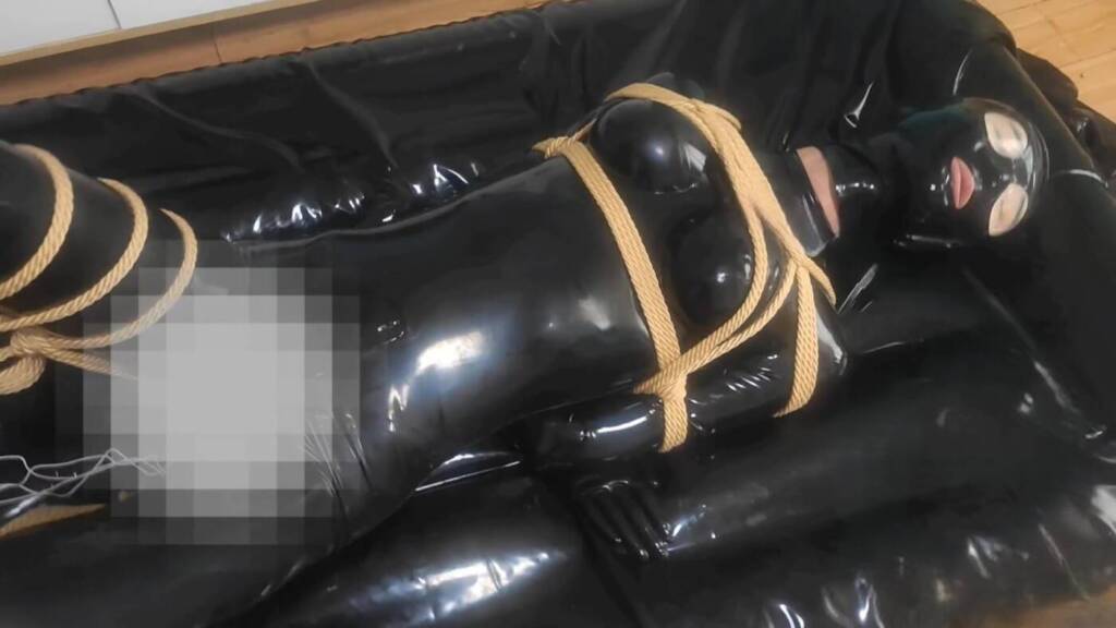 【卿玥原创】小m被命令自己把四个跳蛋在两分钟内塞进屁屁里，失败了被后手绑起来，跳蛋起开，泳帽窒息，刚放松下来又是接连的窒息玩弄要崩溃了呜呜呜-视频-5元站