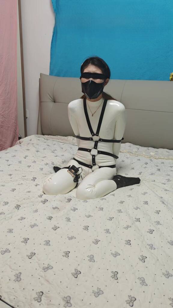 【胶胶女】胶胶兔10 穿着白色胶衣，胶袜。带上拘束-视频-5元站
